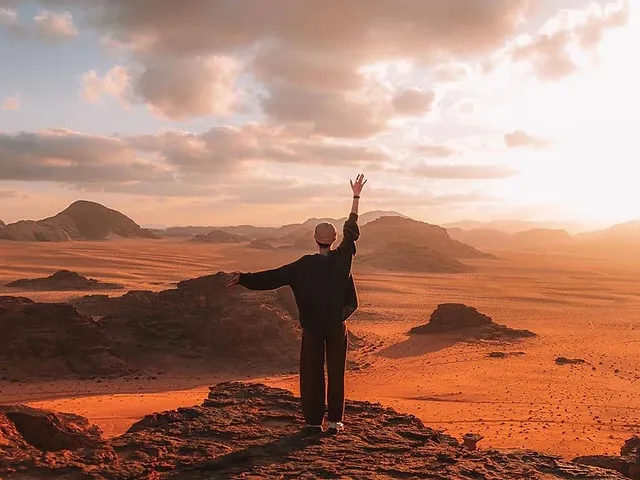 Tour di trekking in montagna Jabal Um Ad Dami nel Wadi Rum (WR-JHT-009)